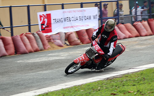 Khán giả trèo cây để xem đua xe máy - 6