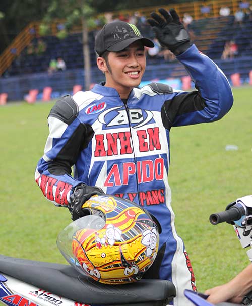 Khán giả trèo cây để xem đua xe máy - 9