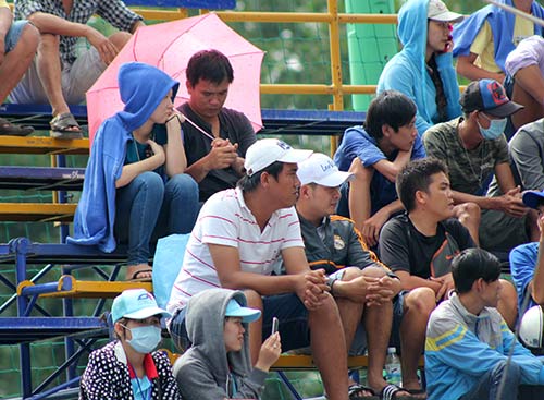 Khán giả trèo cây để xem đua xe máy - 5