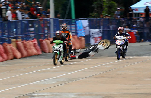 Khán giả trèo cây để xem đua xe máy - 7