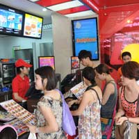 Thị trường - Tiêu dùng - Thức ăn nhanh: Cửa hẹp cho DN nội