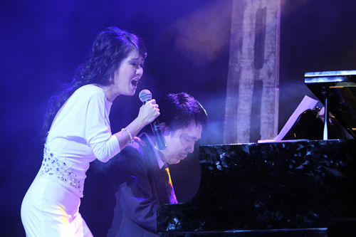 Mỹ Tâm đua giọng với 2 GK The Voice - 13