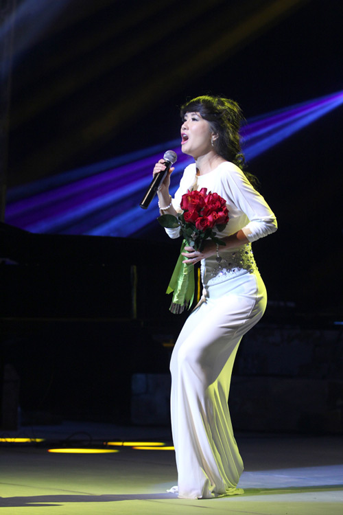 Mỹ Tâm đua giọng với 2 GK The Voice - 2