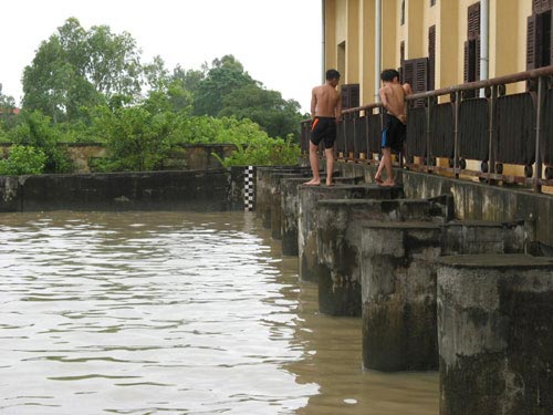 HN: Xả lũ, thiếu niên ra đùa với “thần chết” - 10