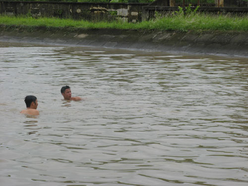 HN: Xả lũ, thiếu niên ra đùa với “thần chết” - 2