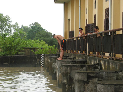 HN: Xả lũ, thiếu niên ra đùa với “thần chết” - 3