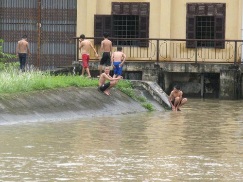 HN: Xả lũ, thiếu niên ra đùa với “thần chết” - 4