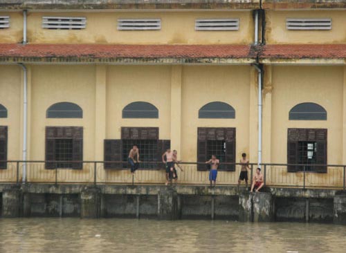 HN: Xả lũ, thiếu niên ra đùa với “thần chết” - 5