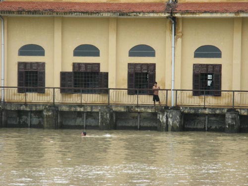 HN: Xả lũ, thiếu niên ra đùa với “thần chết” - 6