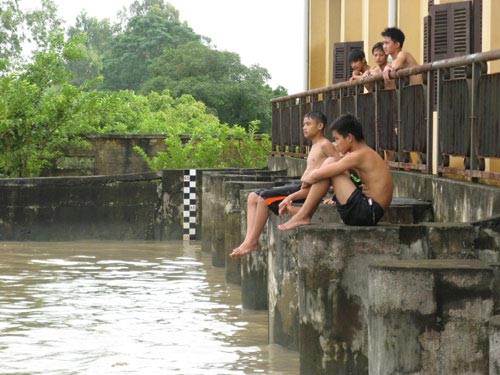 HN: Xả lũ, thiếu niên ra đùa với “thần chết” - 7