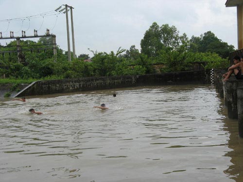 HN: Xả lũ, thiếu niên ra đùa với “thần chết” - 8