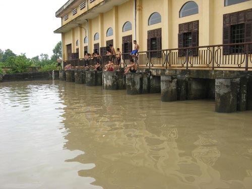 HN: Xả lũ, thiếu niên ra đùa với “thần chết” - 9