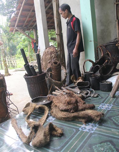 “Người rừng” may áo bằng vỏ cây - 3