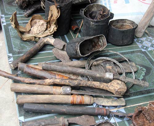 “Người rừng” may áo bằng vỏ cây - 4