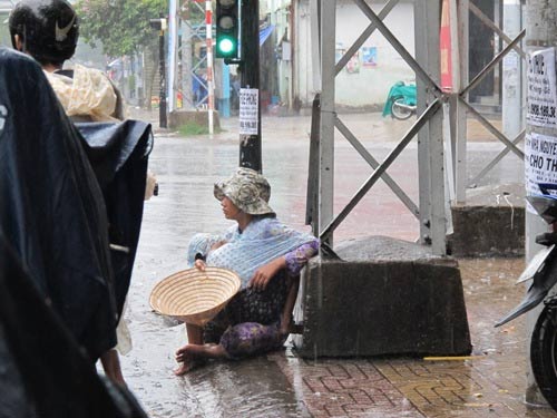 TP HCM: Hành xác trẻ em dưới trời mưa - 1