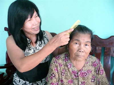 Người phụ nữ bán nhà nuôi "người dưng" - 2