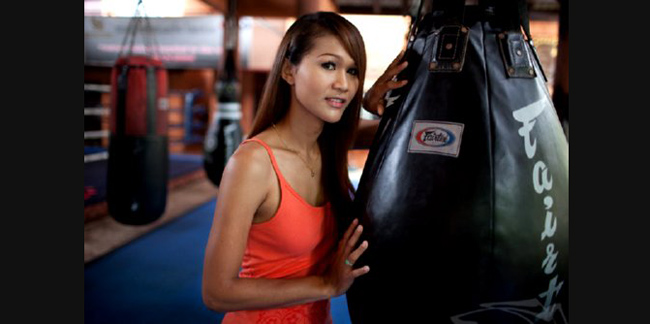 Nong Tum thực chất là một võ sĩ nổi tiếng của Thái Lan. Tuy nhiên, “anh” quyết định phẫu thuật để thành nữ giới.