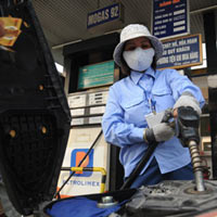 Thị trường - Tiêu dùng - Doanh nghiệp “lờ” việc giảm giá xăng dầu