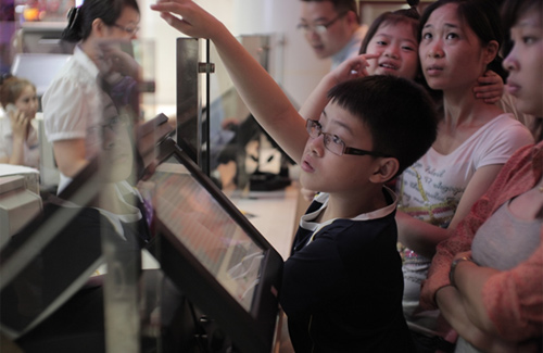 Mưa bão, Xì trum 2 vẫn hút khách - 3