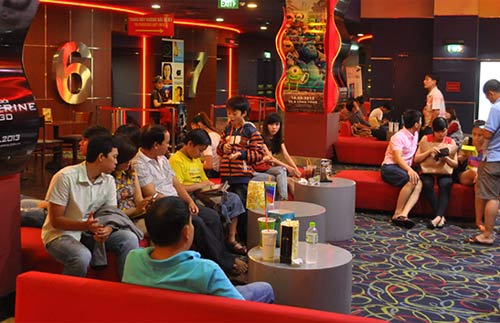 Mưa bão, Xì trum 2 vẫn hút khách - 5