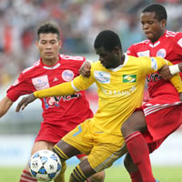 Bóng đá - Cuộc đua vô địch V-League 2013: Hai đánh một...