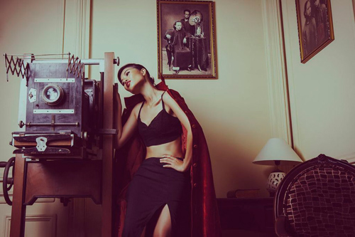 Trang Lạ “hút mắt” với áo nịt ngực - 4