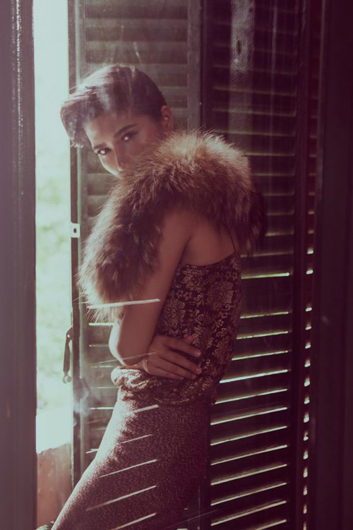 Trang Lạ “hút mắt” với áo nịt ngực - 2