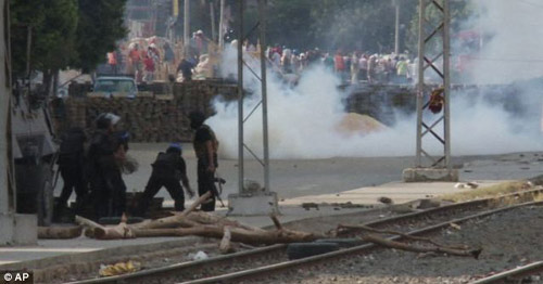 Ai Cập: Thiết giáp cày nát khu trại biểu tình - 1