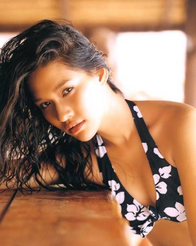 Chermarn Boonyasak (Ploy). Có biệt danh là “Ploy”, cô gái xinh đẹp sinh năm 1982 này là nữ diễn viên/ người mẫu rất được yêu thích tại Thái và các nước lân cận. 