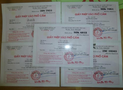 Đột kích lò làm giả Giấy phép vào phố cấm - 2