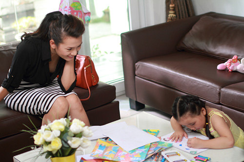 Anh Thư đau đầu vì "con gái" - 4