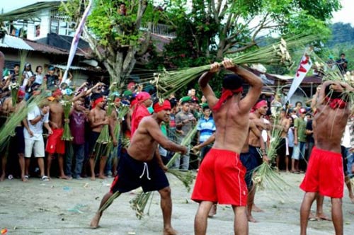Kỳ quặc 2 lễ hội quất người tóe máu - 1