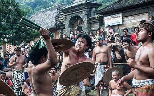 Kỳ quặc 2 lễ hội quất người tóe máu - 5