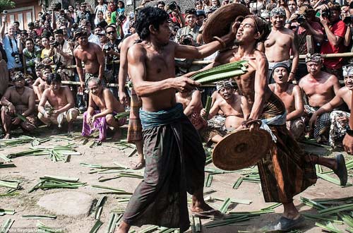 Kỳ quặc 2 lễ hội quất người tóe máu - 6