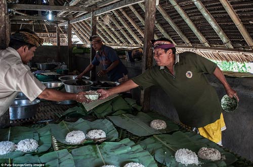 Kỳ quặc 2 lễ hội quất người tóe máu - 10