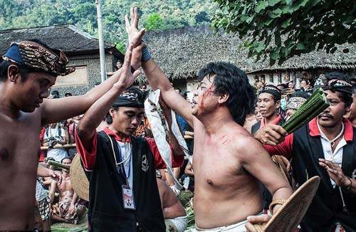 Kỳ quặc 2 lễ hội quất người tóe máu - 2