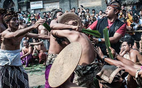 Kỳ quặc 2 lễ hội quất người tóe máu - 3