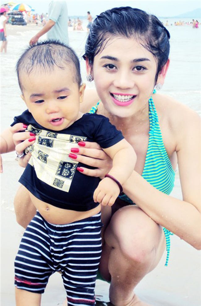 Lâm Chi Khanh đưa con trai nuôi đi tắm biển cùng mình. Cậu bé Tin luôn được mẹ Lâm Chi Khanh chăm sóc tận tình. 