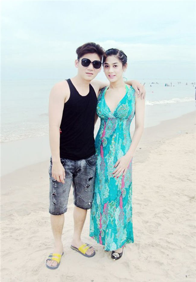 Lâm Chi Khanh và bạn trai tình tứ trên biển. 
