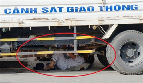 Bị thu đồ, cụ ông chui xuống gầm xe CSGT - 1