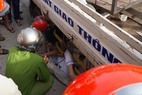 Bị thu đồ, cụ ông chui xuống gầm xe CSGT - 2