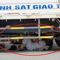 Tin tức trong ngày - Bị thu đồ, cụ ông chui xuống gầm xe CSGT