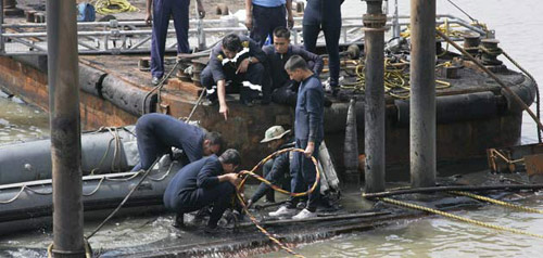 Nổ tàu ngầm Ấn Độ: Nhiều thi thể thành tro - 1