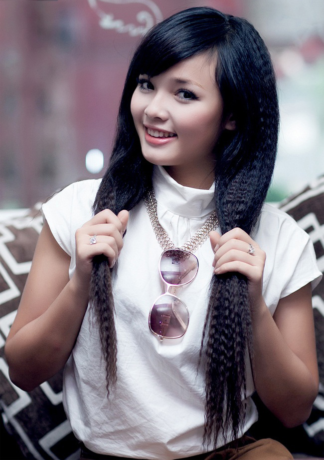 Sau cuộc thi, Việt Huê tham gia đóng các phim truyền hình và gây ấn tượng với cô bạn gái của Huỳnh Anh trong Hương vị ô mai. 