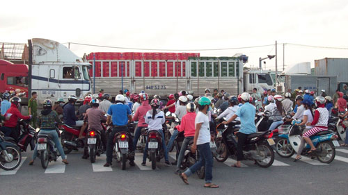 Ô tô qua đường ẩu, 2 người thương vong - 3