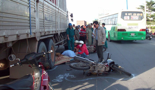 Ô tô qua đường ẩu, 2 người thương vong - 2