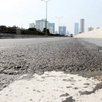 Tin tức trong ngày - Sau 8 tháng thông xe, đường trên cao lún nứt