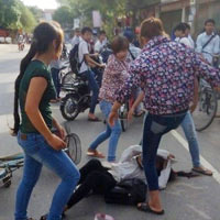 Tin tức trong ngày - Bị đánh dã man, nữ sinh dùng kéo đâm bạn