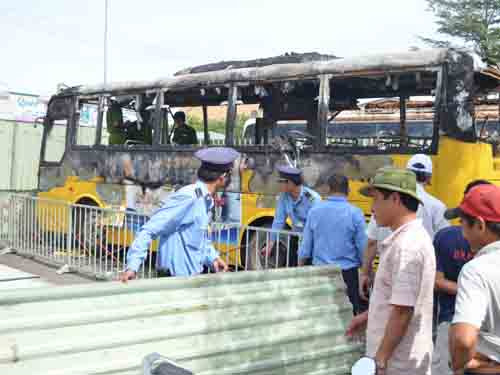 Xe buýt cháy rụi trong đêm, tài xế thoát chết - 2