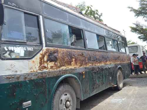 Xe buýt cháy rụi trong đêm, tài xế thoát chết - 3